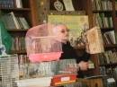 Заввідділом тварин Віктор Червоний демонструє шпаківні, зроблені руками гуртківців центру;  » Click to zoom ->