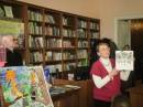 Валентина Шевченко демонструє книги про птахів і тварин, які є у нашій бібліотеці;  » Click to zoom ->