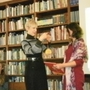Директор бібліотеки Лариса Лугова вручає медаль Мар’яні Савці
