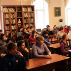Старшокласники СШ №62 уважно слухають розповідь метра української історичної прози