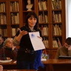 Керівник студії Оксана Федевич вчить малювати вовною