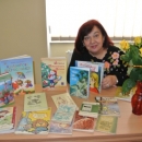 Марія Йосипівна Людкевич біля виставки її книжок, які є у нашій бібліотеці