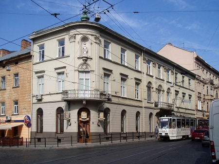 Кутовий будинок на розі площі Соборної і вулиці Винниченка.