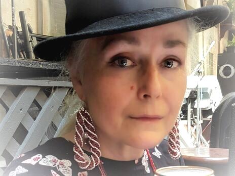 Олар оны мас күйінде ұстап алып, есекке ұрып жіберді.